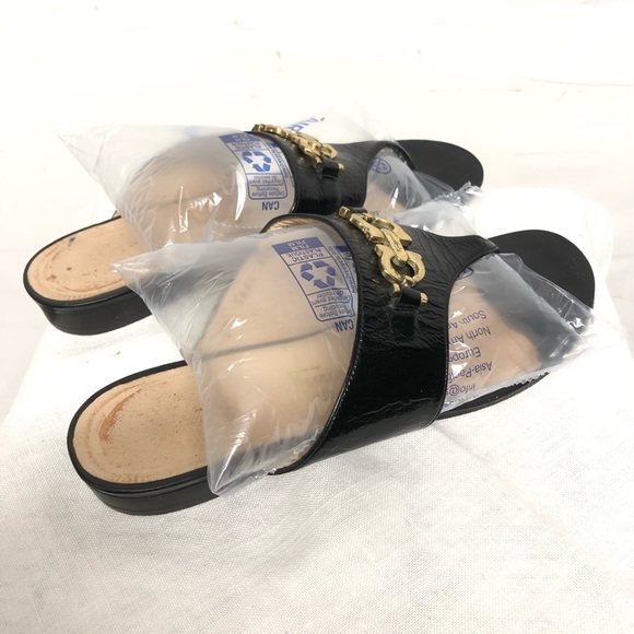 salvatore ferragamo thong sandals